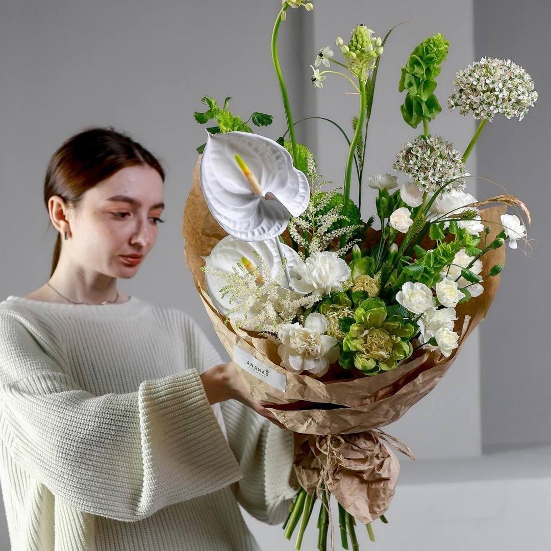 Авторский кулек с белоснежным антуриумом