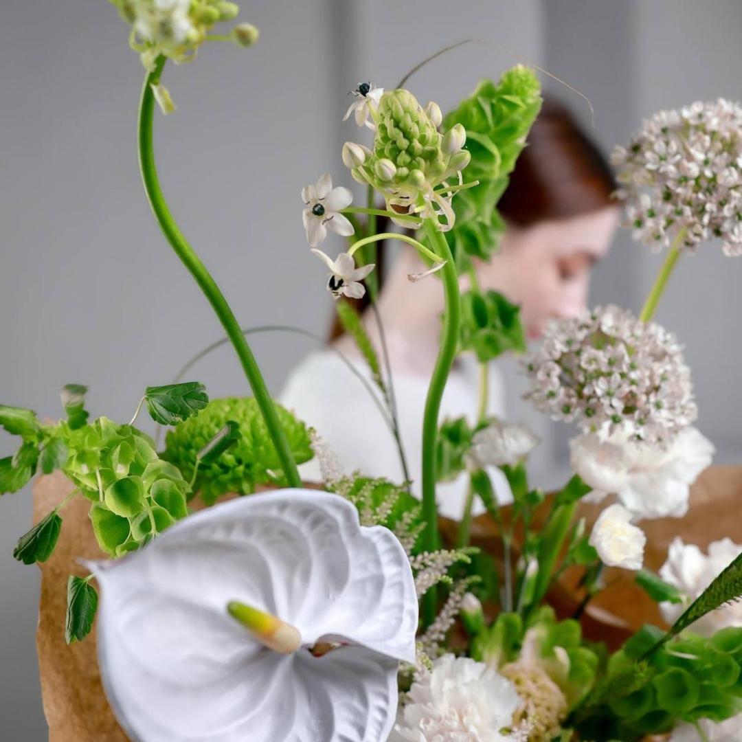 Авторский кулек с белоснежным антуриумом