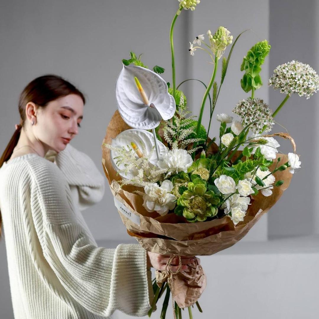 Авторский кулек с белоснежным антуриумом