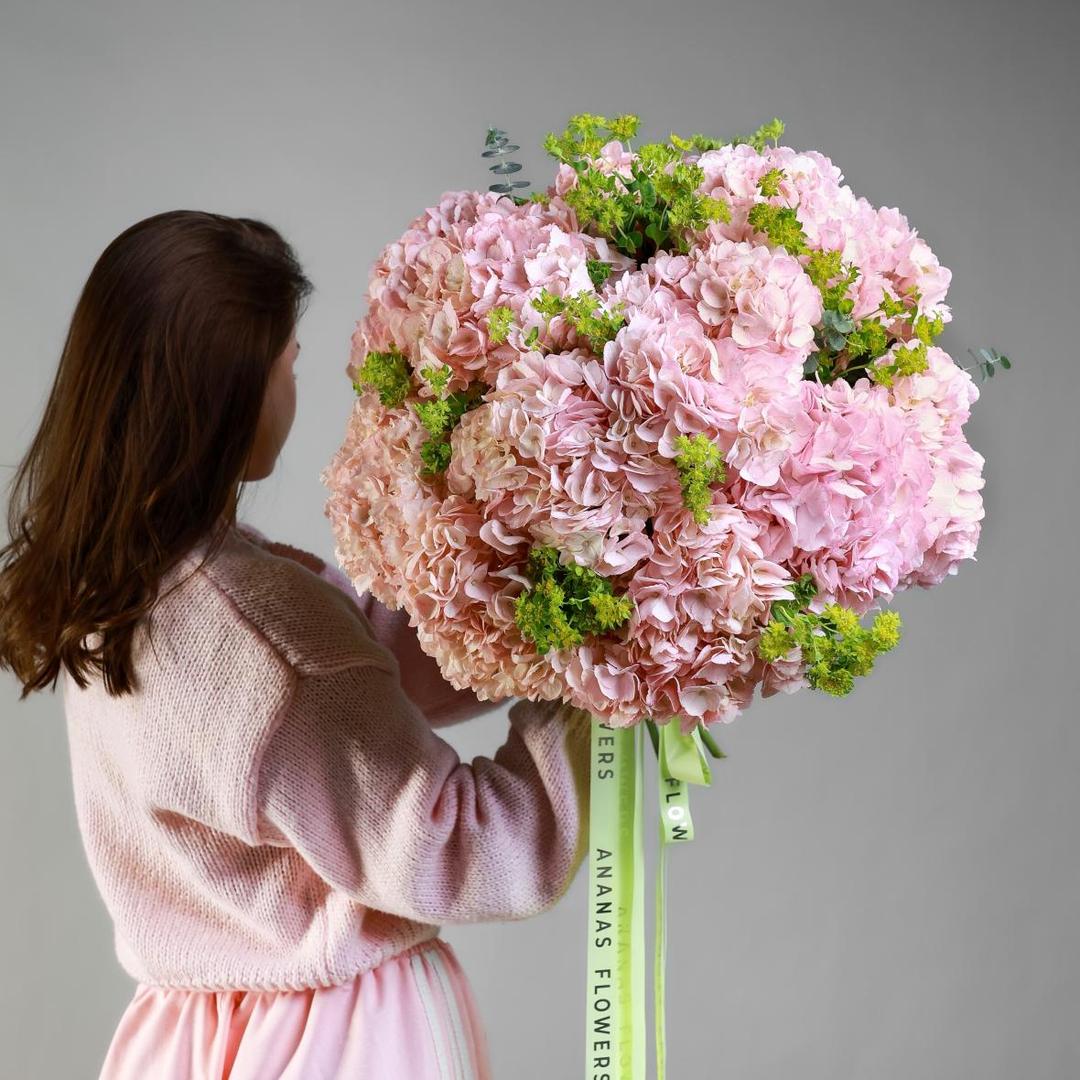 Букет с гортензией и буплерумом