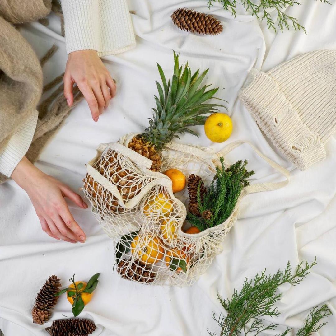 Авоська с ананасом и ветками хвои