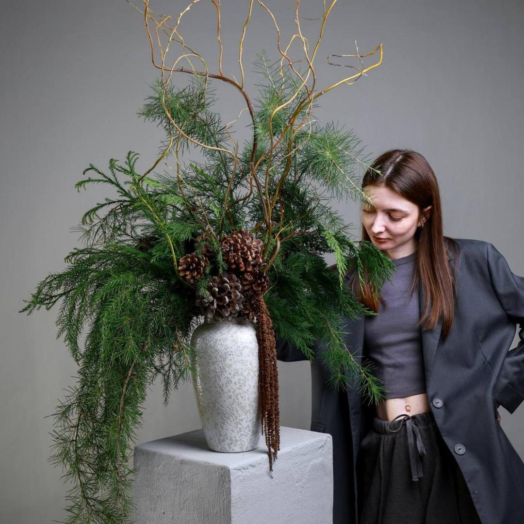 Композиция с хвоей и шишками в вазе