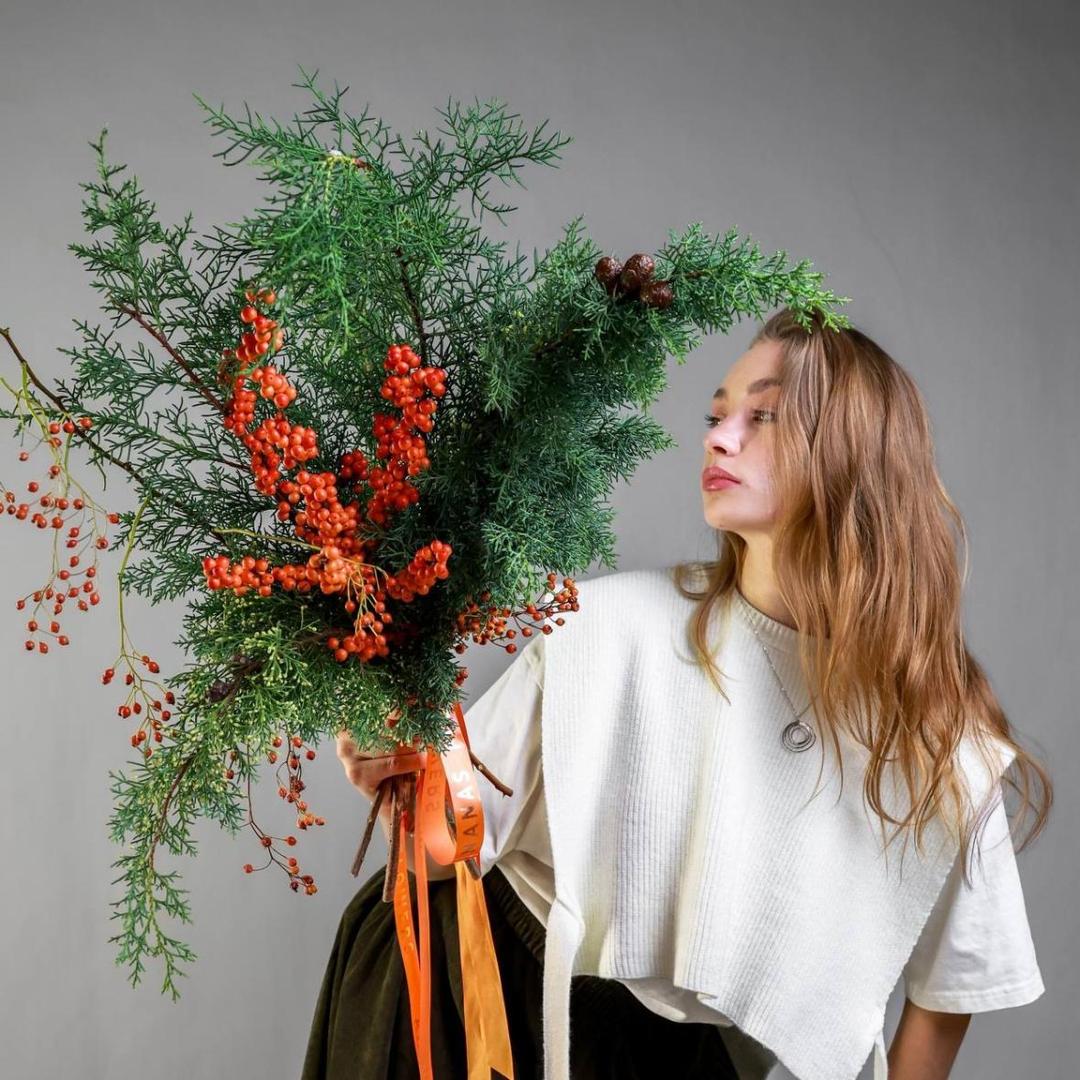 Букет с кипарисом и ветками илекса