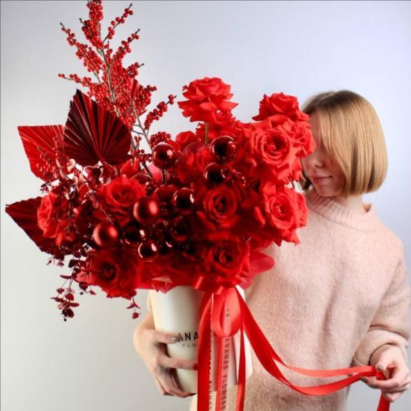 Композиция с живыми цветами "КРАСНЫЙ ЛЕД"