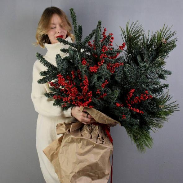 Большая охапка хвои и илекса Большая охапка хвои и илекса