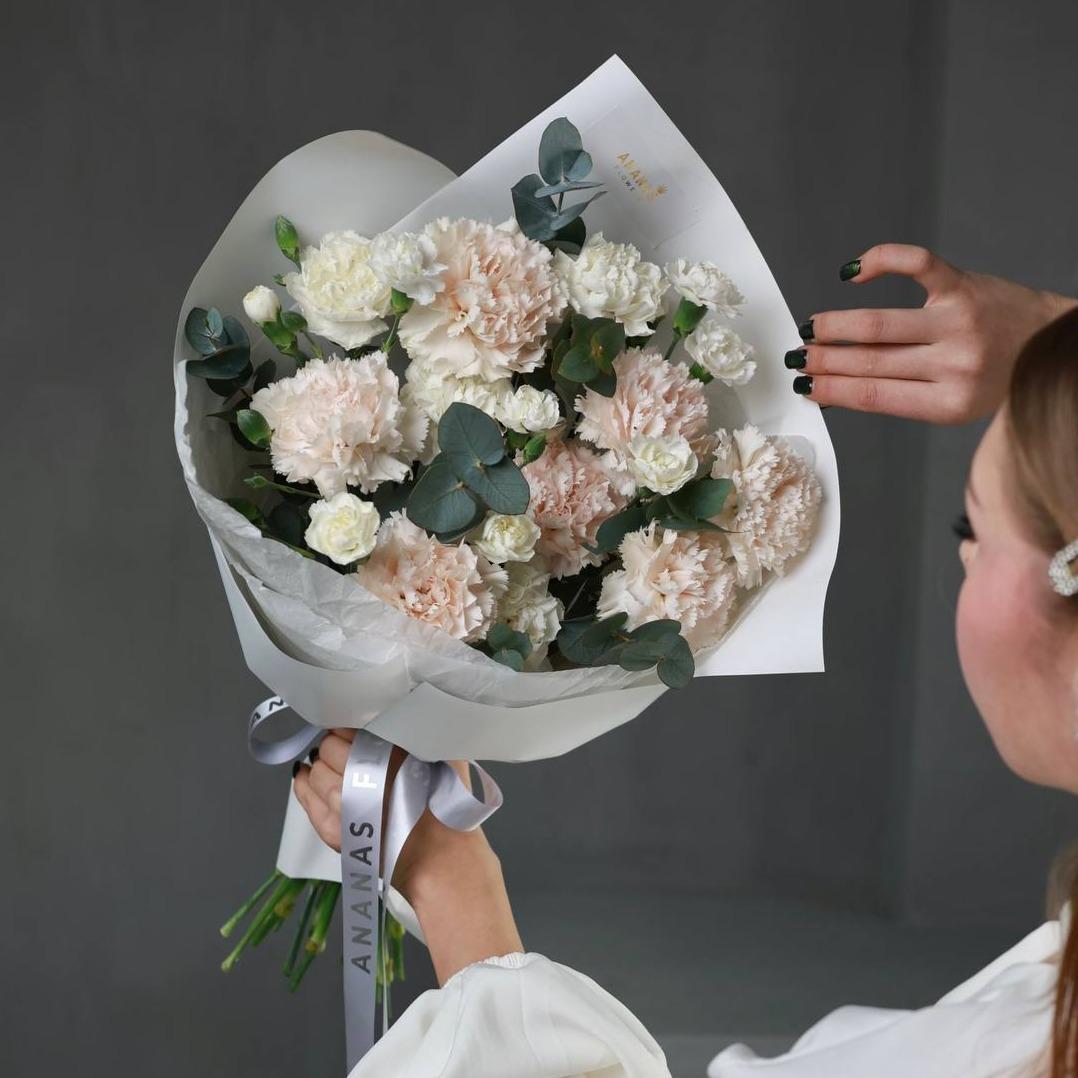 Авторский букет из диантусов и эвкалипта (в 3-х размерах)