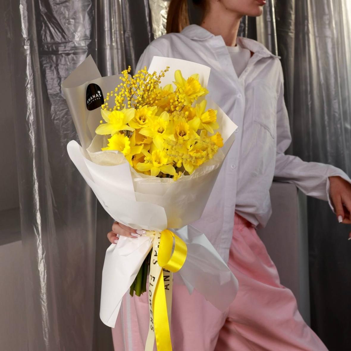 Авторский букет из солнечных нарциссов и мимозы (в двух размерах)