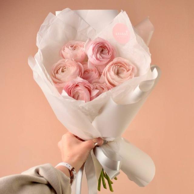 Моно букет из нежно-розовых ранункулюсов (в 3-х размерах)