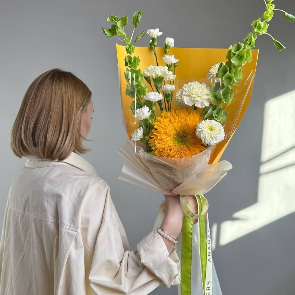 Авторский букет с подсолнухом и молюцеллой