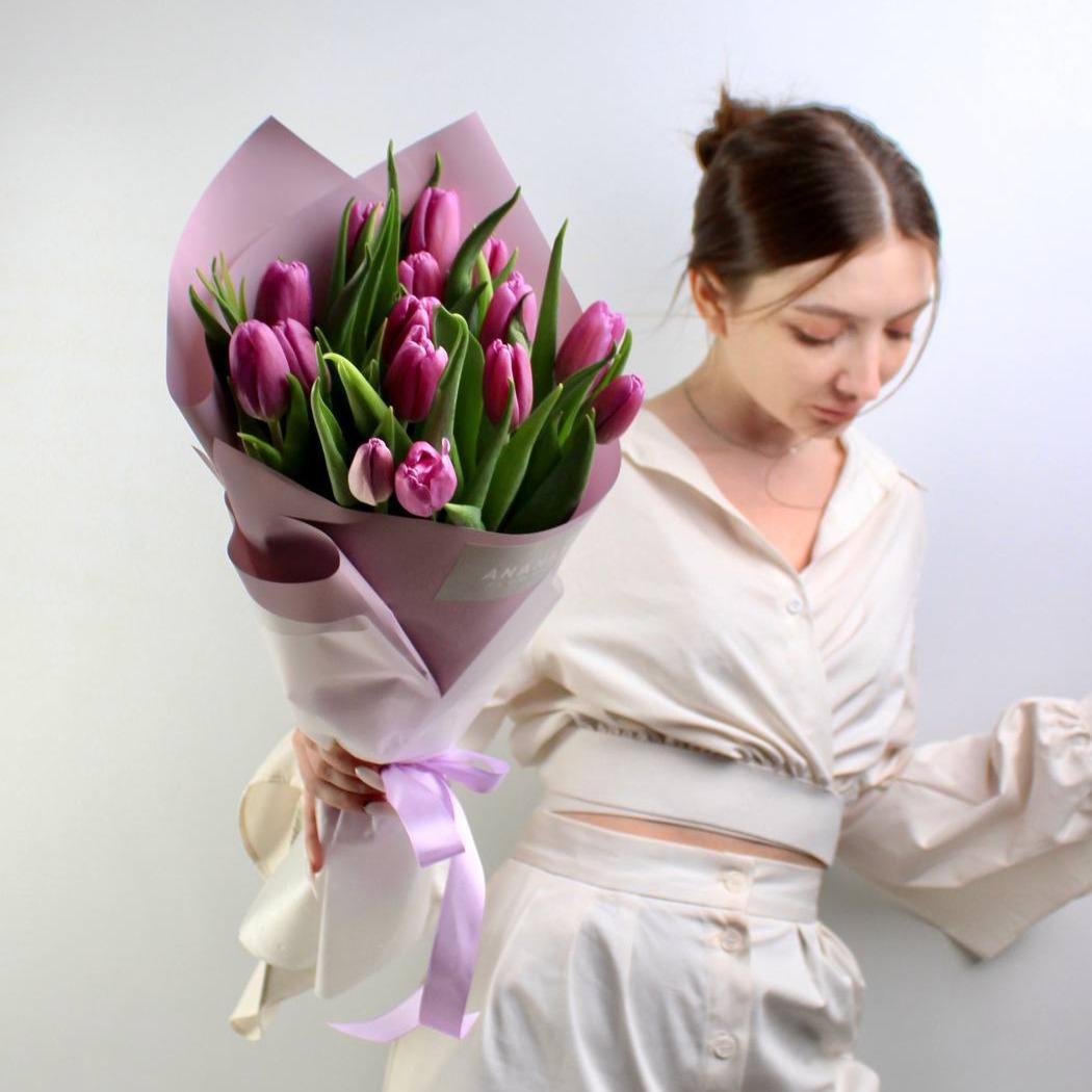 Букет из 15 сиреневых тюльпанов в упаковке