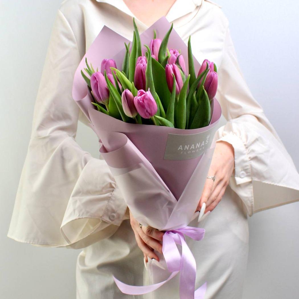 Букет из 15 сиреневых тюльпанов в упаковке