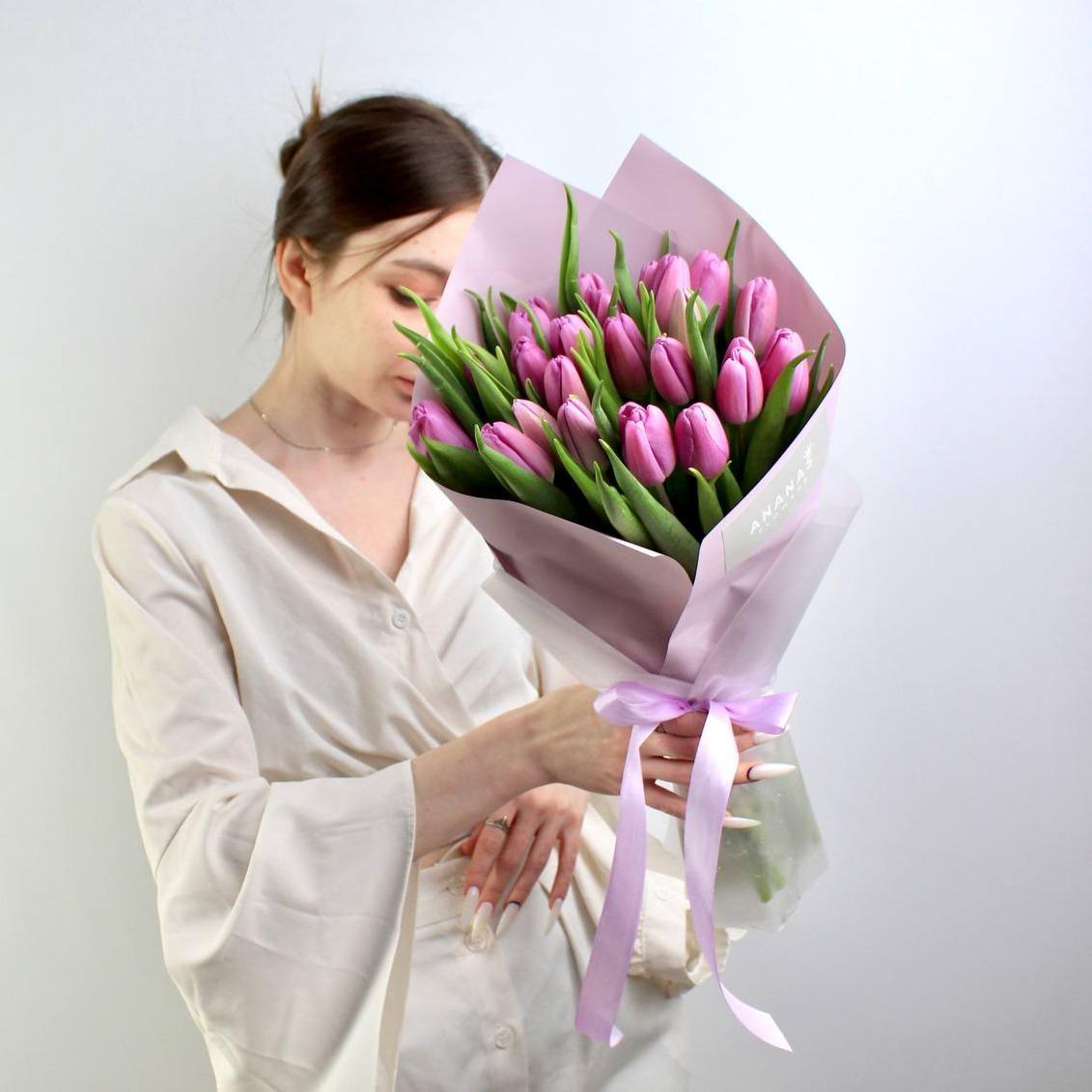 Букет из 25 сиреневых тюльпанов  в упаковке