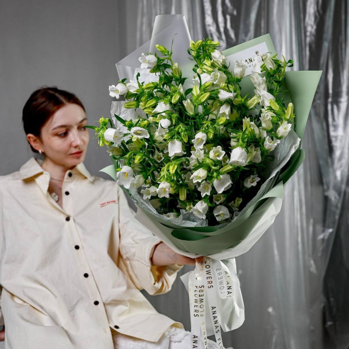 Монобукет с белой кампанулой (в трех размерах)