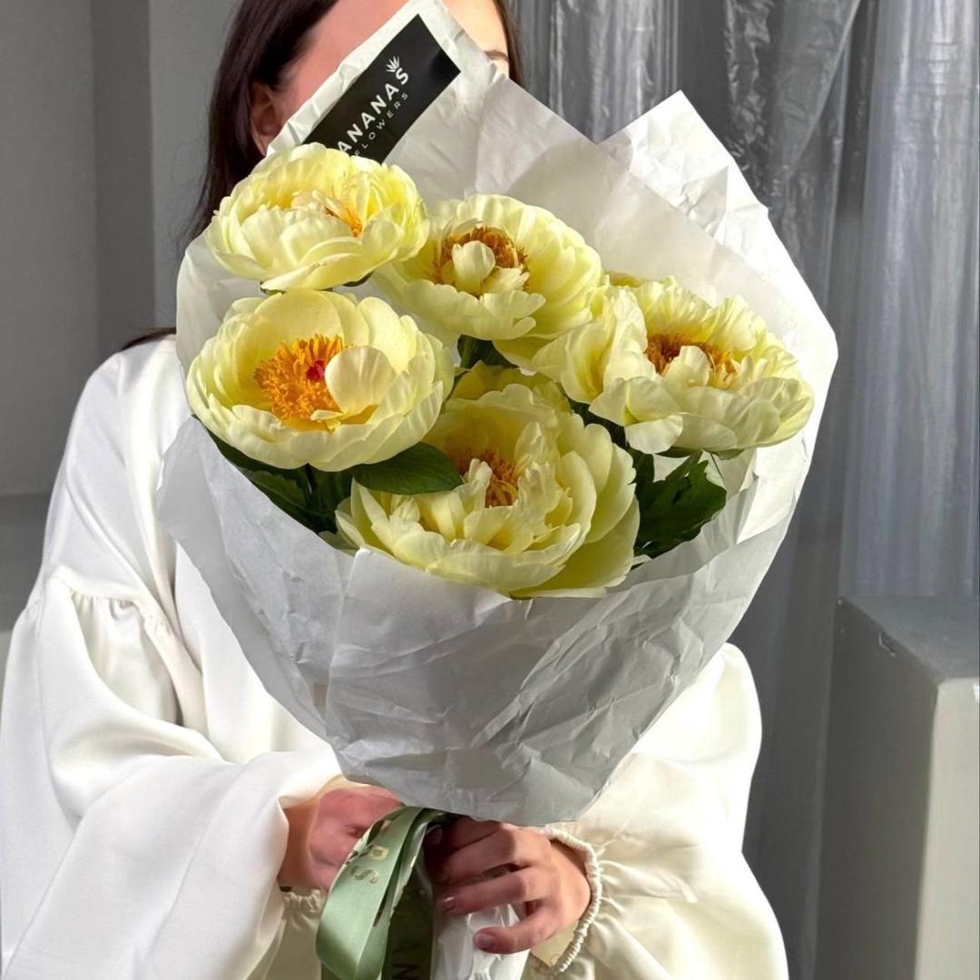 Букет из 7 медовых пионов