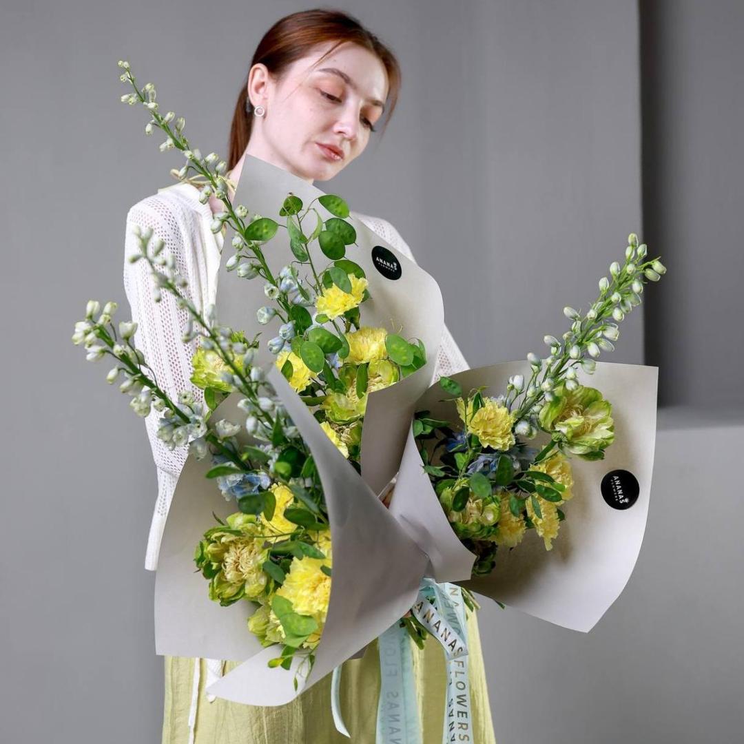 Авторский кулек с голубым дельфиниумом (в трех размерах)