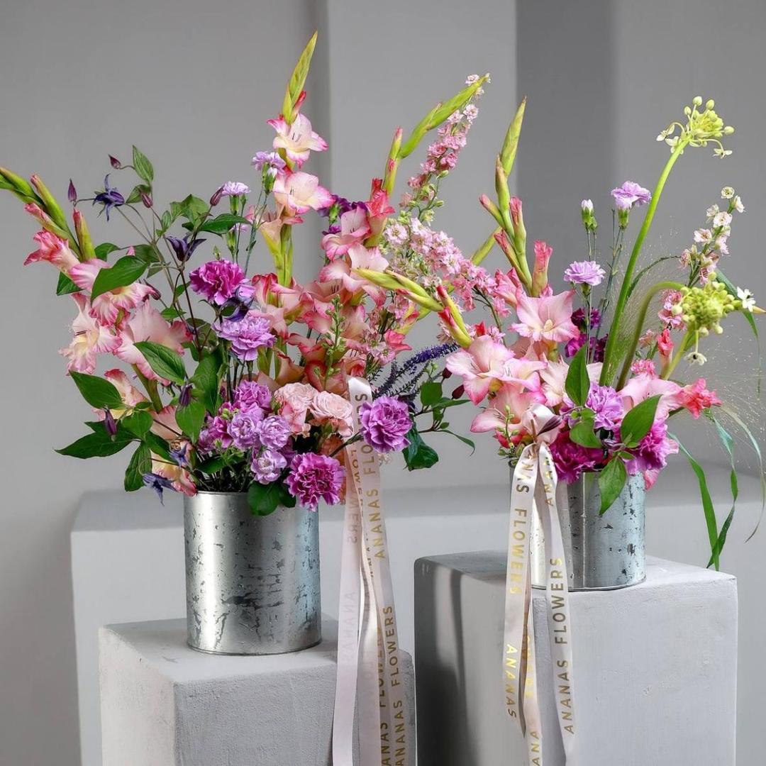 Авторская композиция с гладиолусом  (в двух размерах)