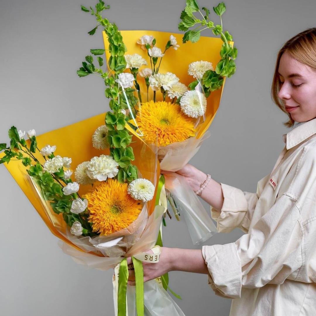 Авторский букет с подсолнухом и молюцеллой
