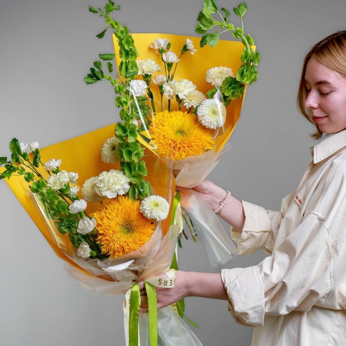 Авторский букет с подсолнухом и молюцеллой