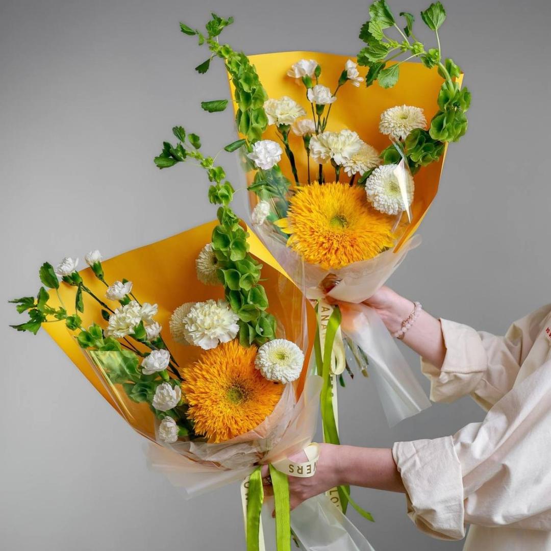 Авторский букет с подсолнухом и молюцеллой