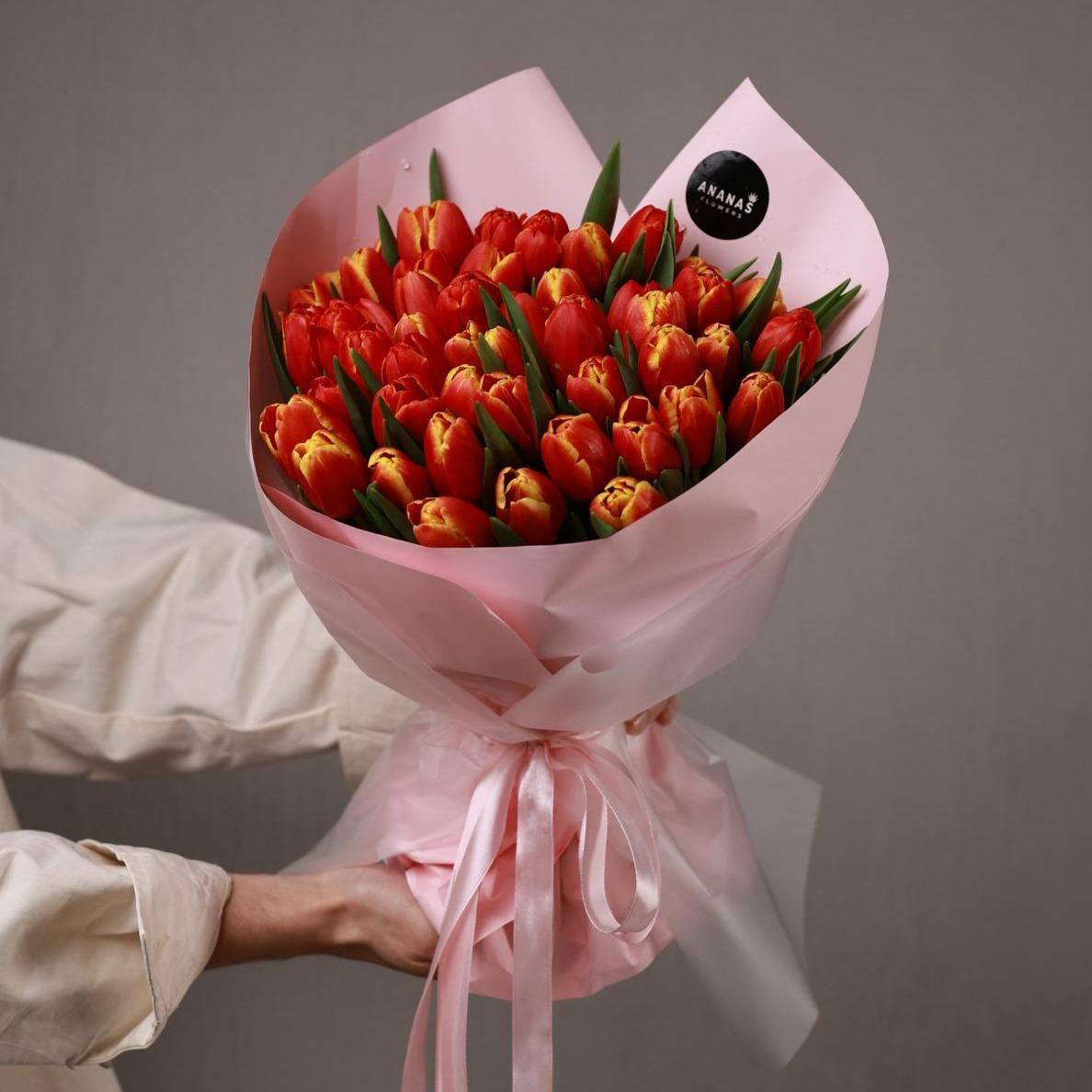 Букет из оранжевых тюльпанов в упаковке