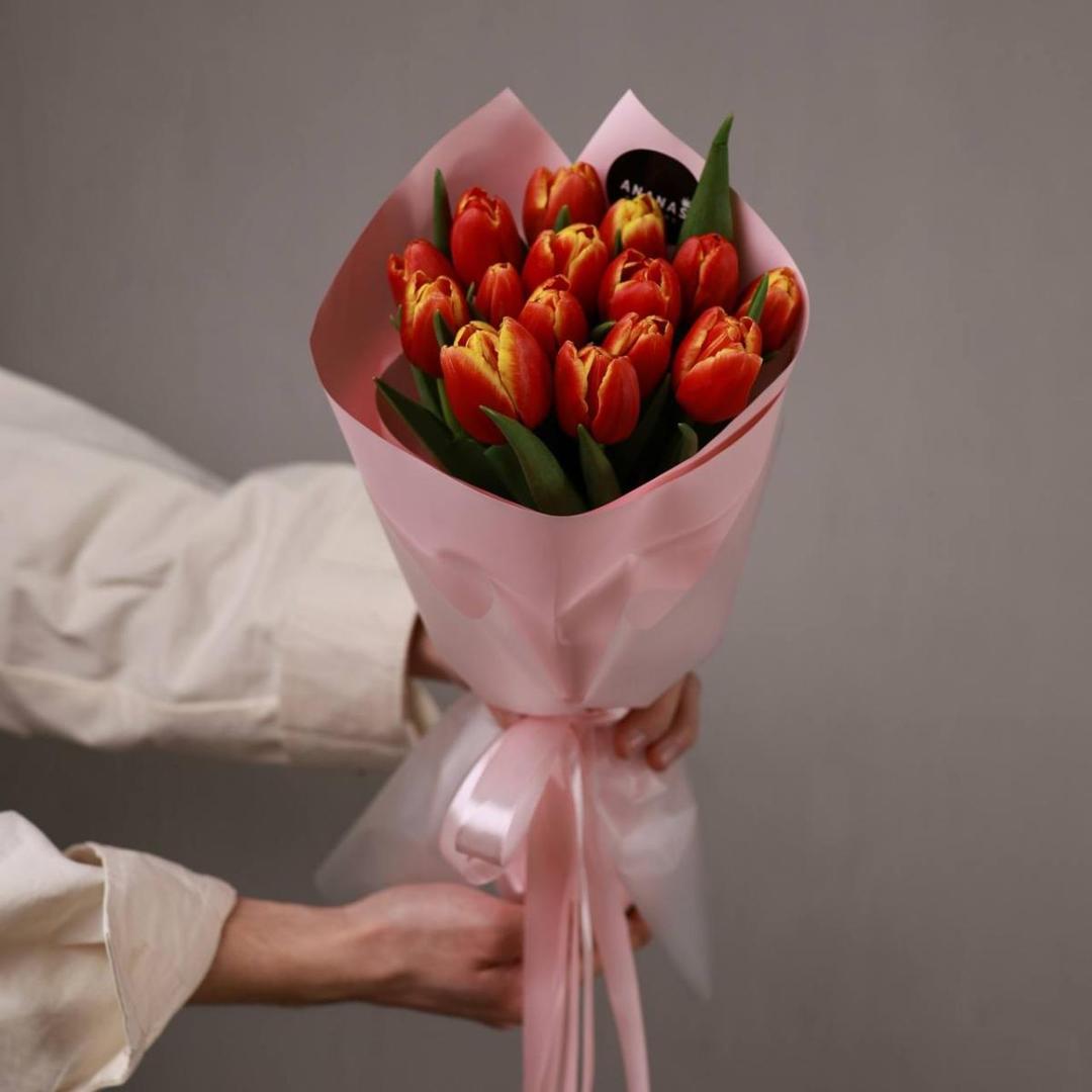 Букет из 15 оранжевых тюльпанов