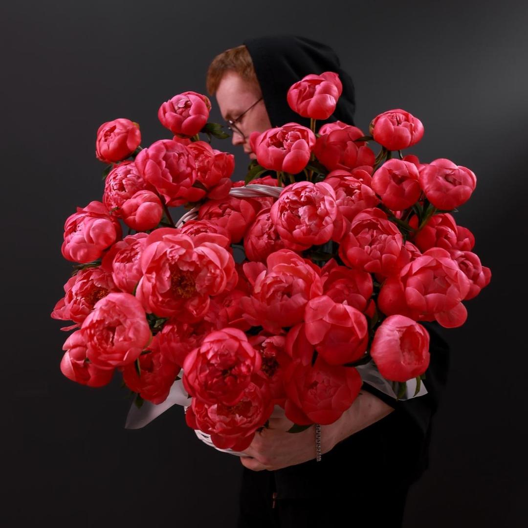 Корзина пионов сорта Coral Charm