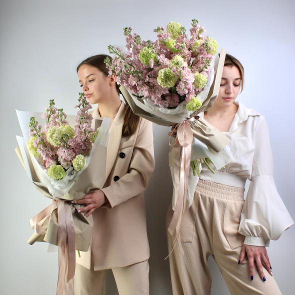 Дуобукет из маттиолы и вибурнума