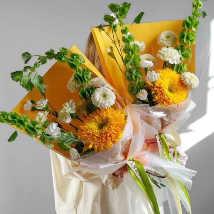 Авторский букет с подсолнухом и молюцеллой