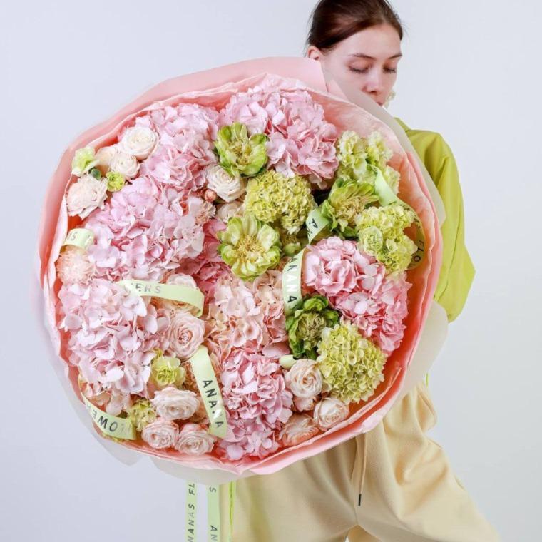 Авторский круглый букет с гортензиями