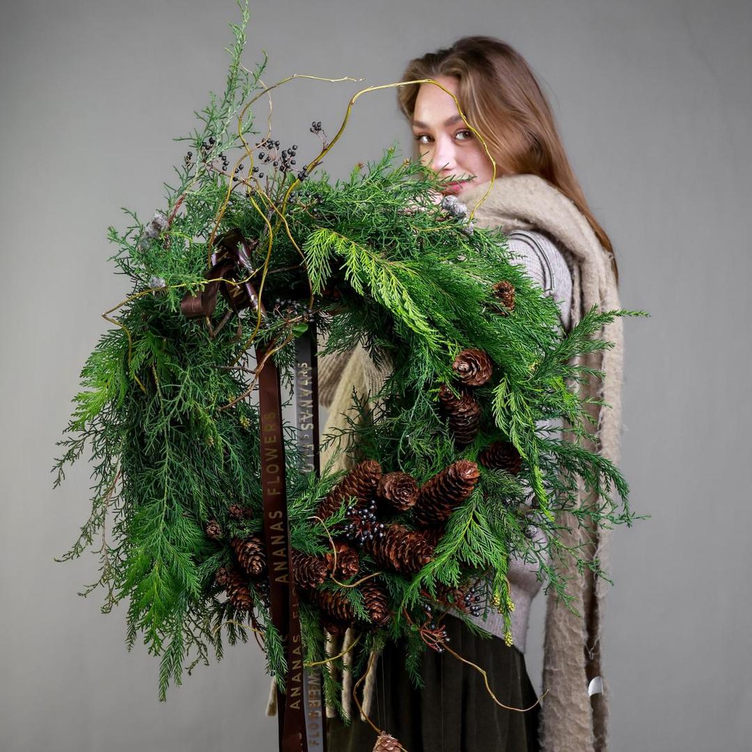 Новогодний венок с хвоей и шишками