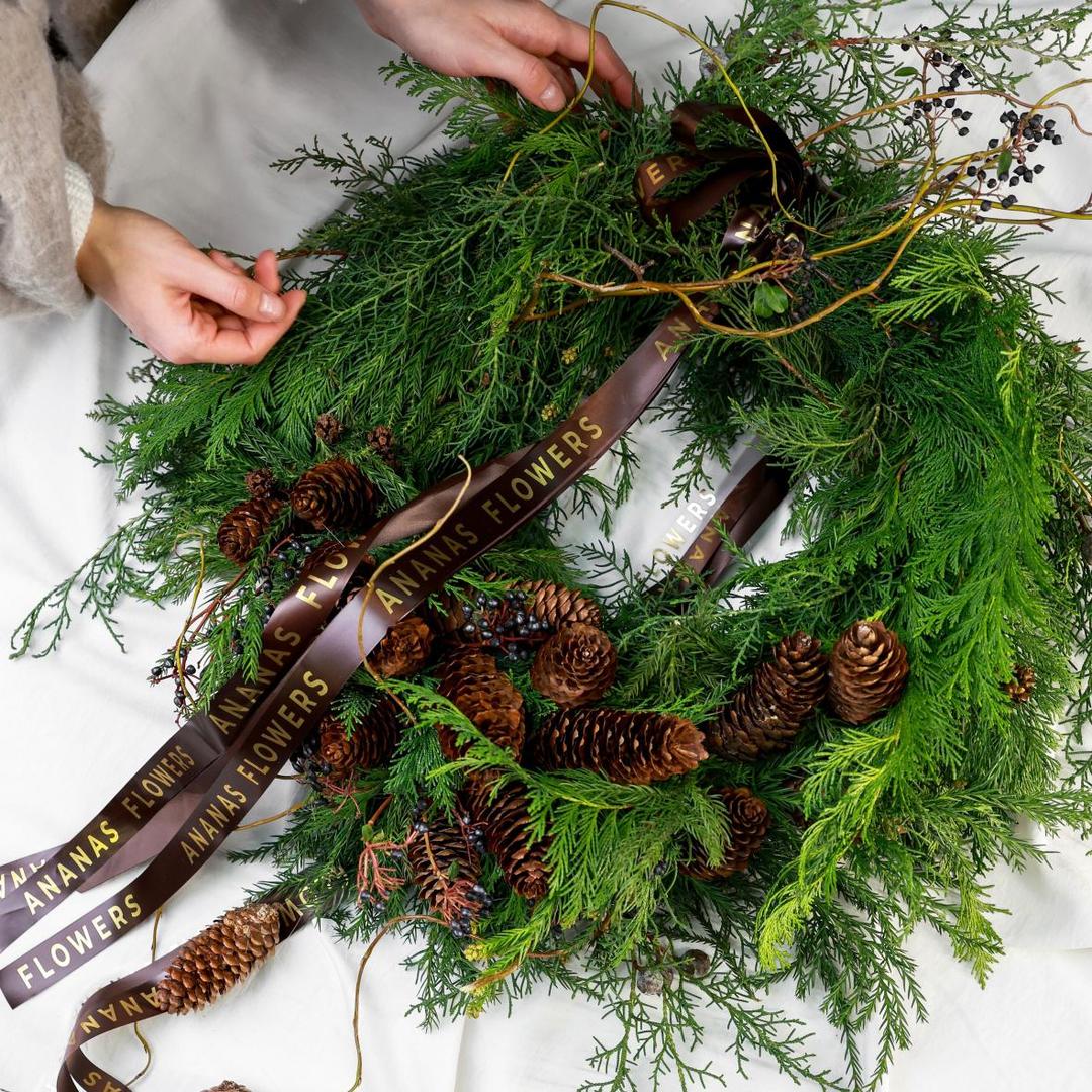 Новогодний венок с хвоей и шишками
