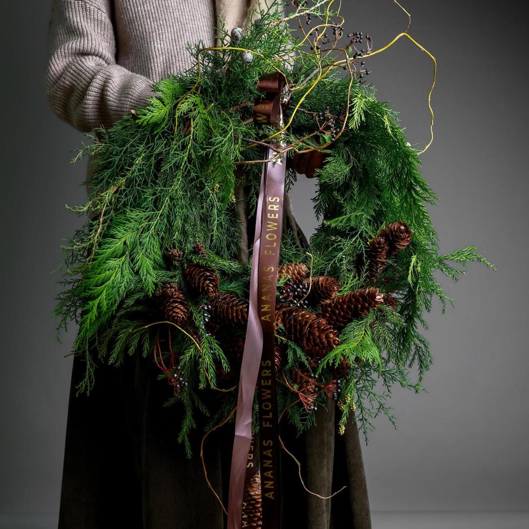 Новогодний венок с хвоей и шишками