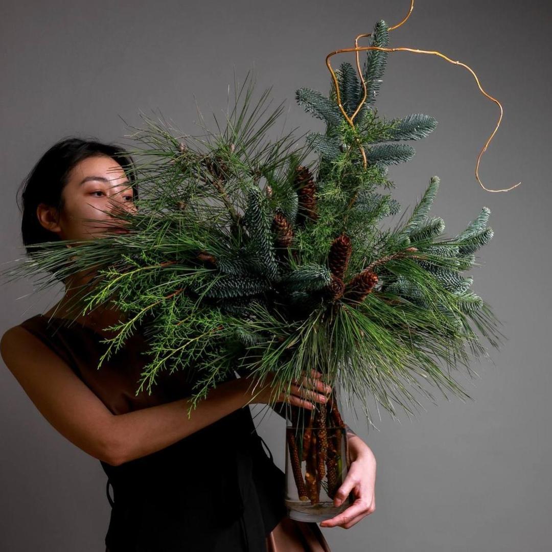 Букет из хвойных веток и нобилиса