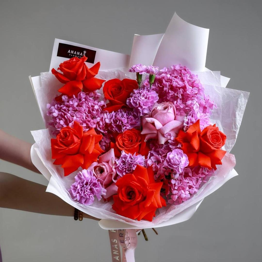 Авторский букет с сортовыми розами Nina и стабилизированной гортензией (в двух размерах)