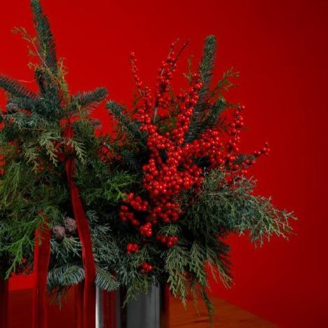 Композиция в банке с хвоей и красным илексом