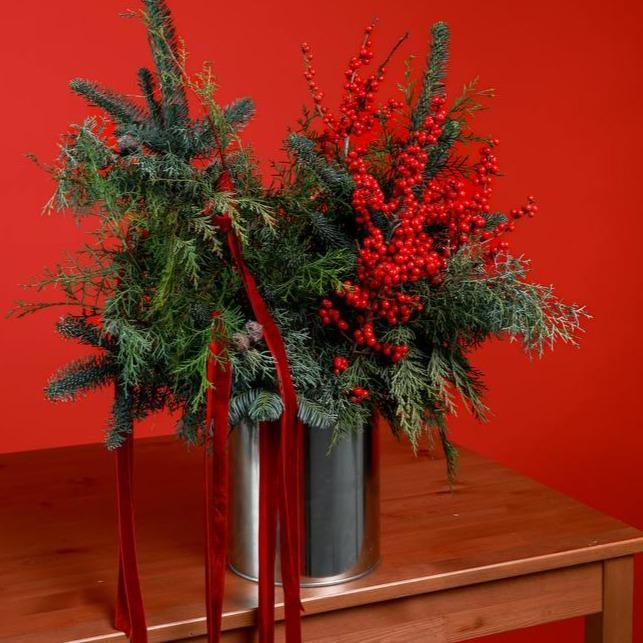 Композиция в банке с хвоей и красным илексом