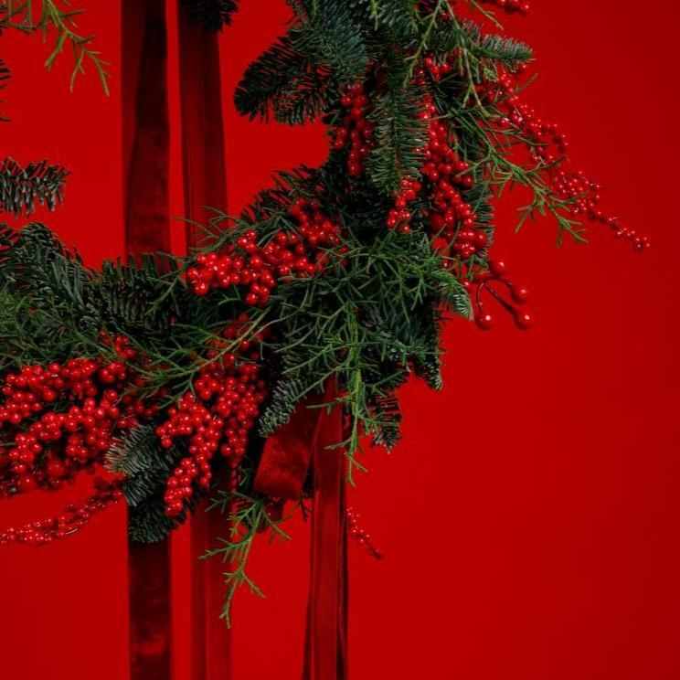 Новогодний венок с хвоей и красным илексом