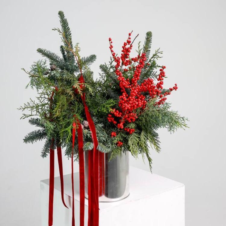 Композиция в банке с хвоей и красным илексом