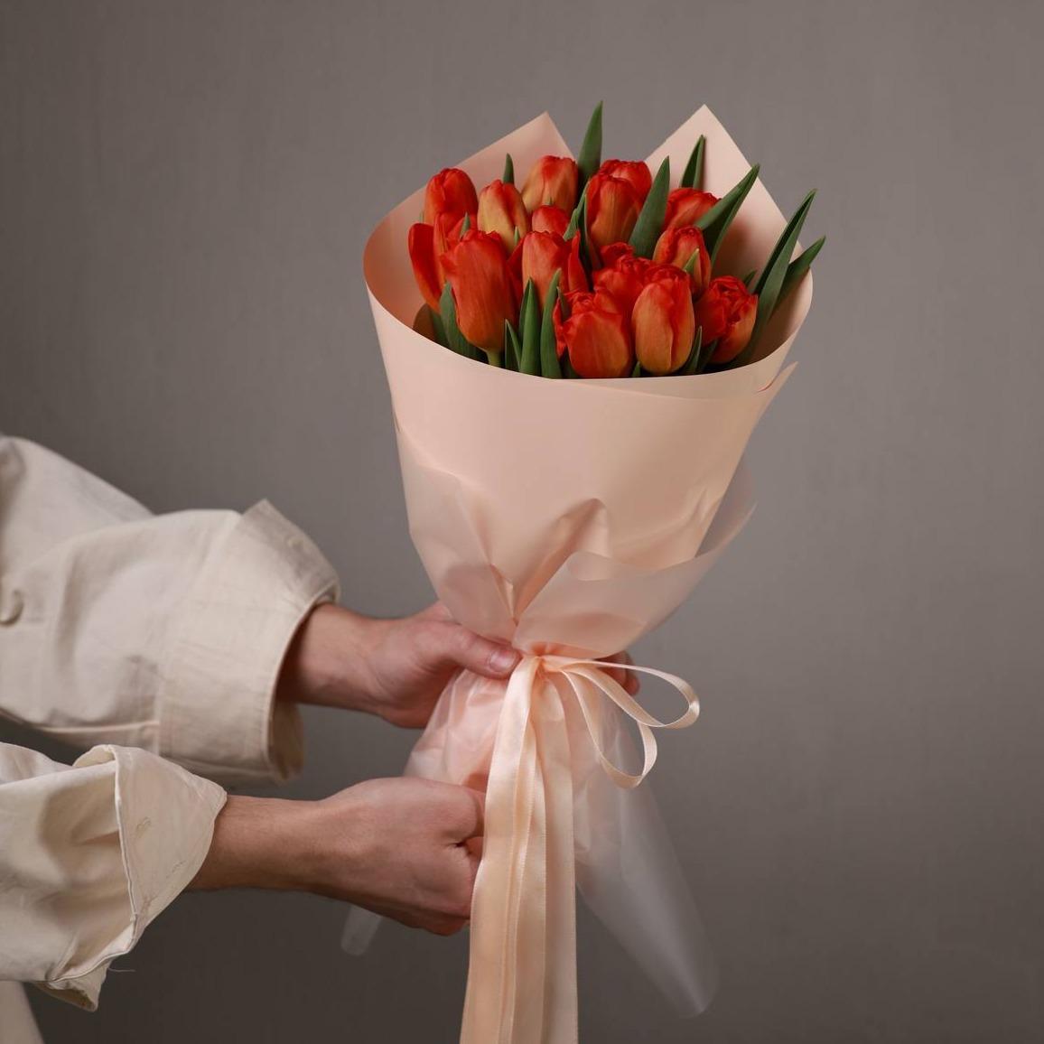 Букет из алых тюльпанов (в трёх размерах)