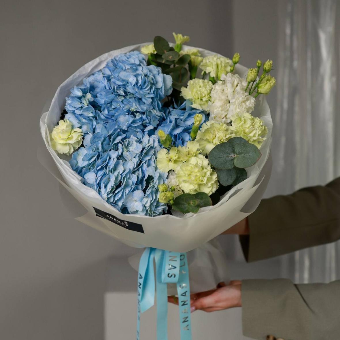 Авторский букет с гортензией и эустомой (в двух размерах)