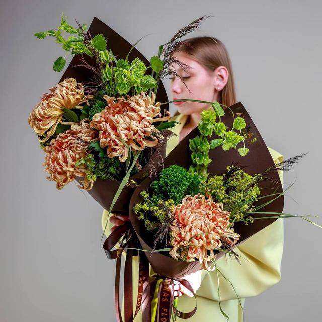 Авторский букет с сортовой хризантемой Vienna (в двух размерах) Авторский букет с сортовой хризантемой Vienna (в двух размерах)