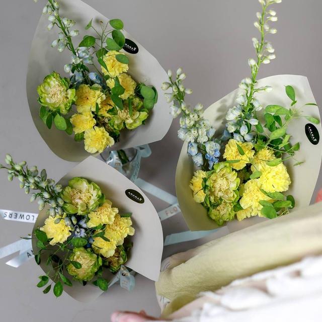 Авторский кулек с голубым дельфиниумом (в трех размерах) Авторский кулек с голубым дельфиниумом (в трех размерах)