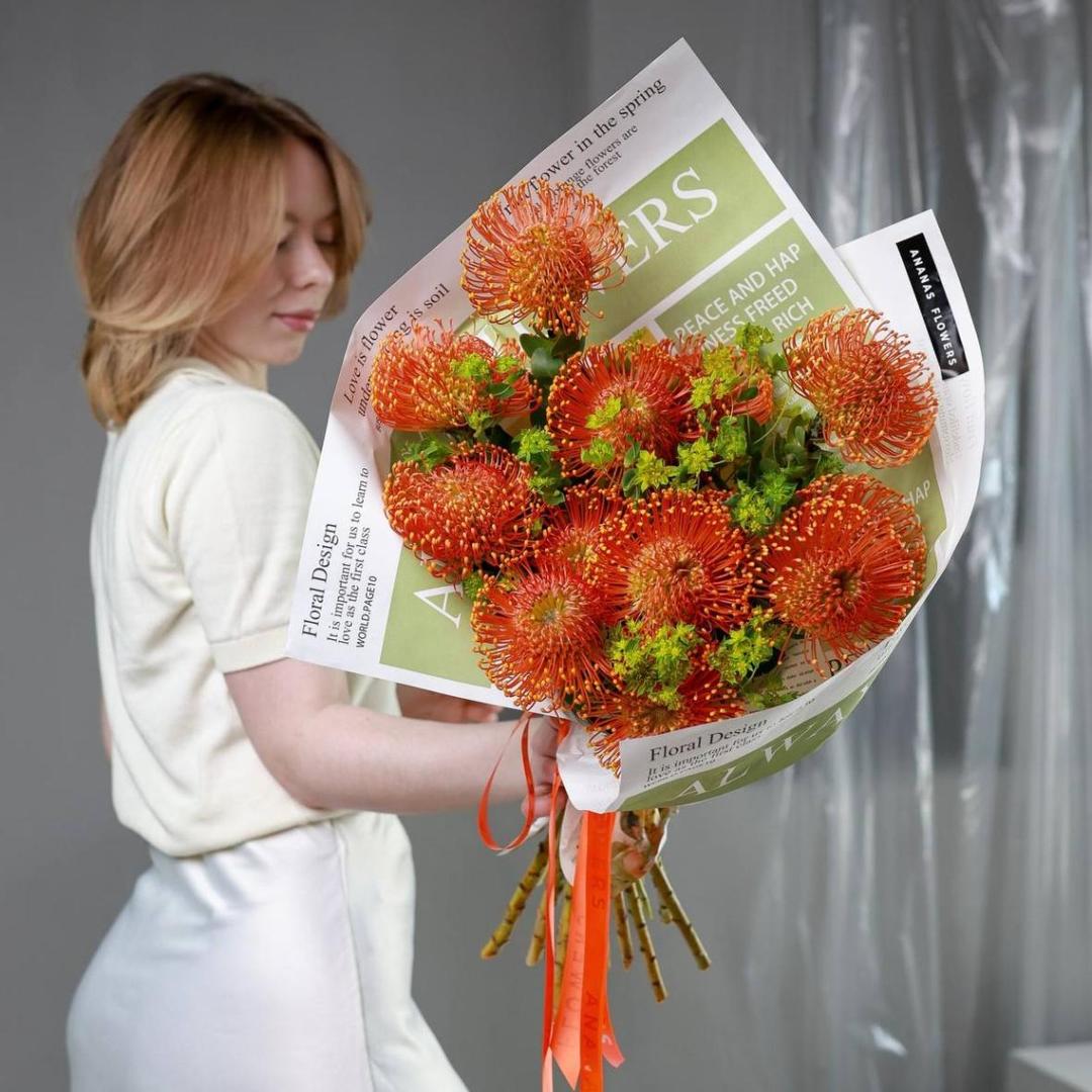 Авторский букет с оранжевыми нутанами (в трех размерах)