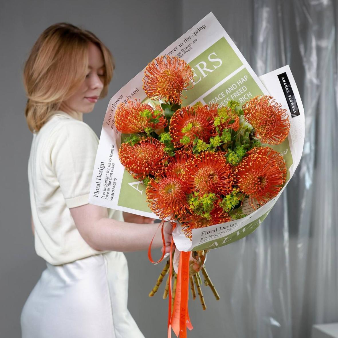 Авторский букет с оранжевыми нутанами (в трех размерах)