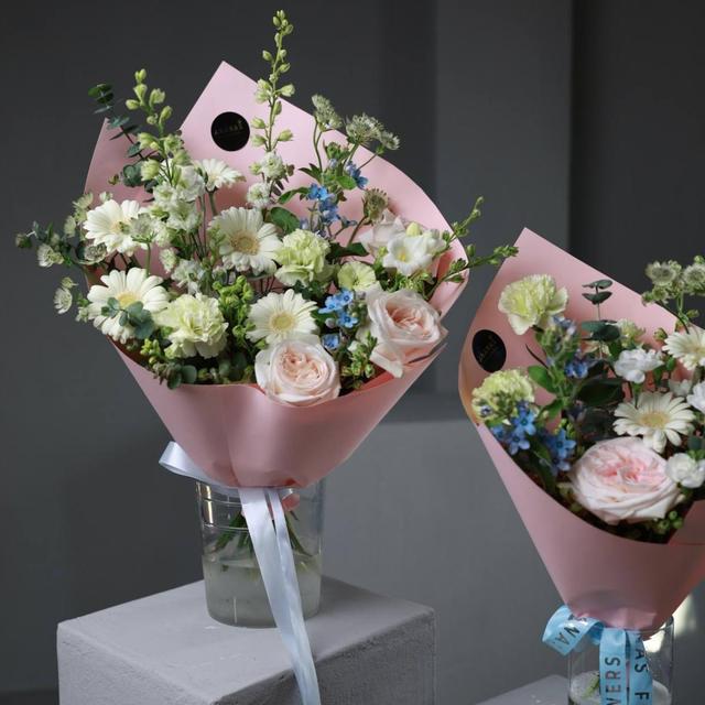 Авторский букет с герберами и розами (в двух размерах) Авторский букет с герберами и розами (в двух размерах)