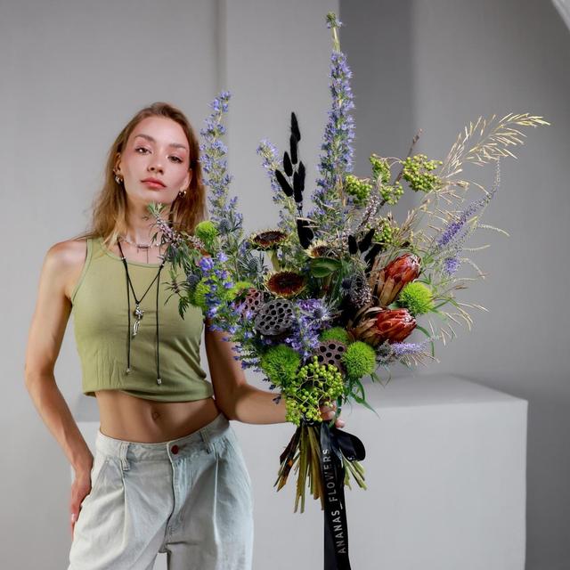 Авторский букет с протеей, лотосами и гвоздикой Green Trick Авторский букет с протеей, лотосами и гвоздикой Green Trick