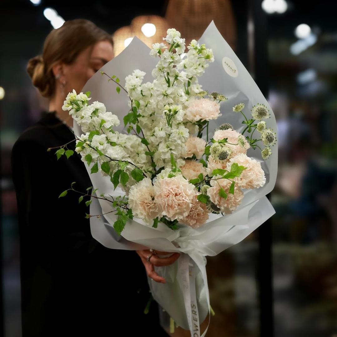 Авторский букет с диантусами и маттиолой