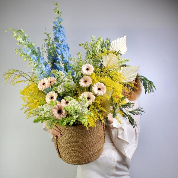 Корзина с мимозой и сиренью