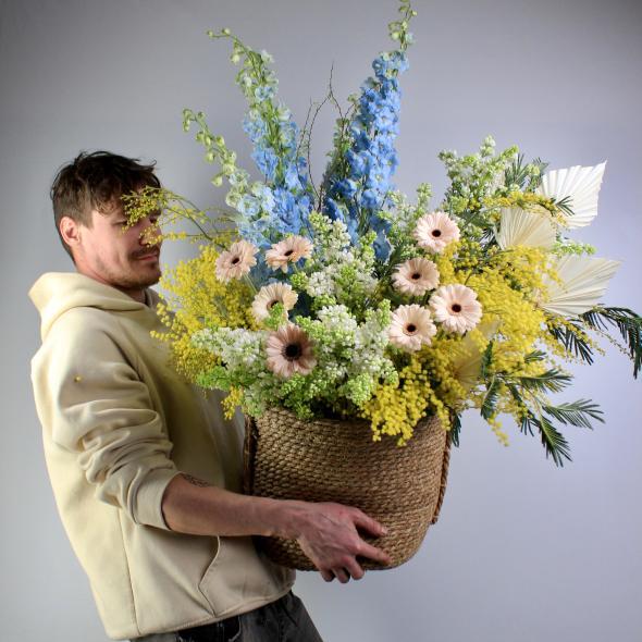 Корзина с мимозой и сиренью