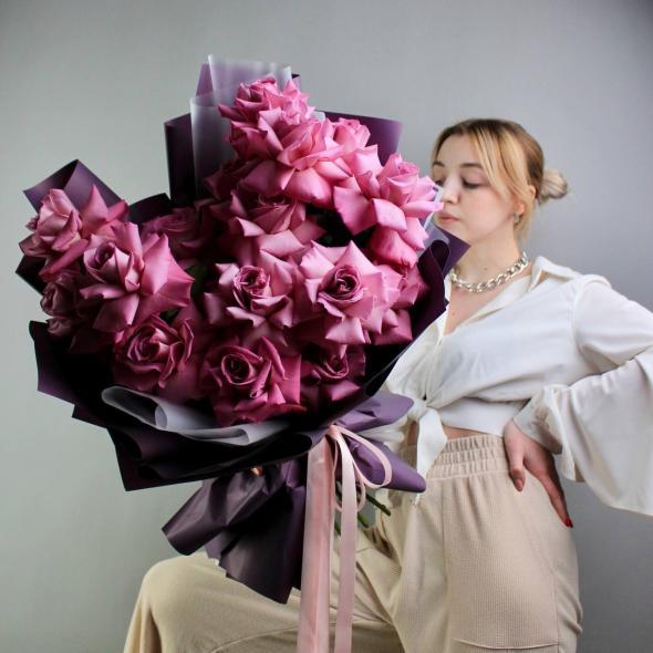 Монобукет из фиолетовых вывернутых роз Монобукет из фиолетовых вывернутых роз